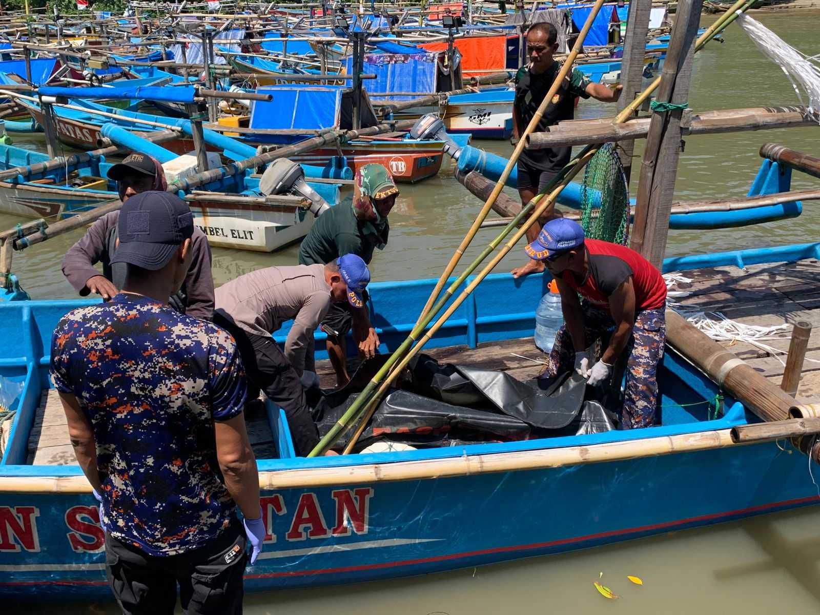 Sat Polairud Polres Garut Evakuasi Mayat Wanita yang Terapung di Santolo Garut